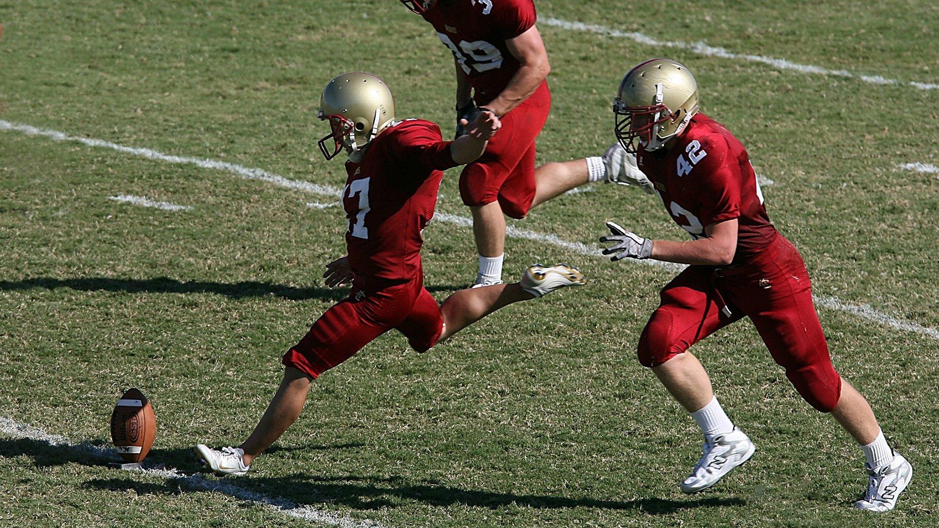 业余联赛惊现离奇乌龙,门将抱球入自家门,球迷直呼这也行?